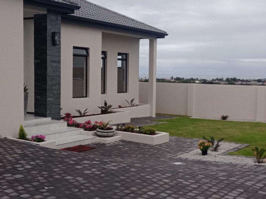 4 Bedroom Property for Sale in Wavecrest Eastern Cape